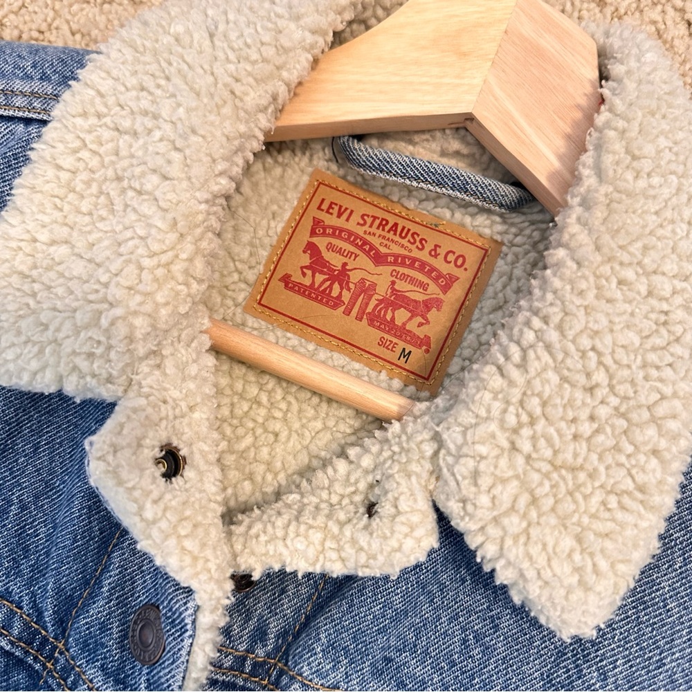 Levi's Light Blue Jean Jacket with Cream Collar - Picture 6 of 7